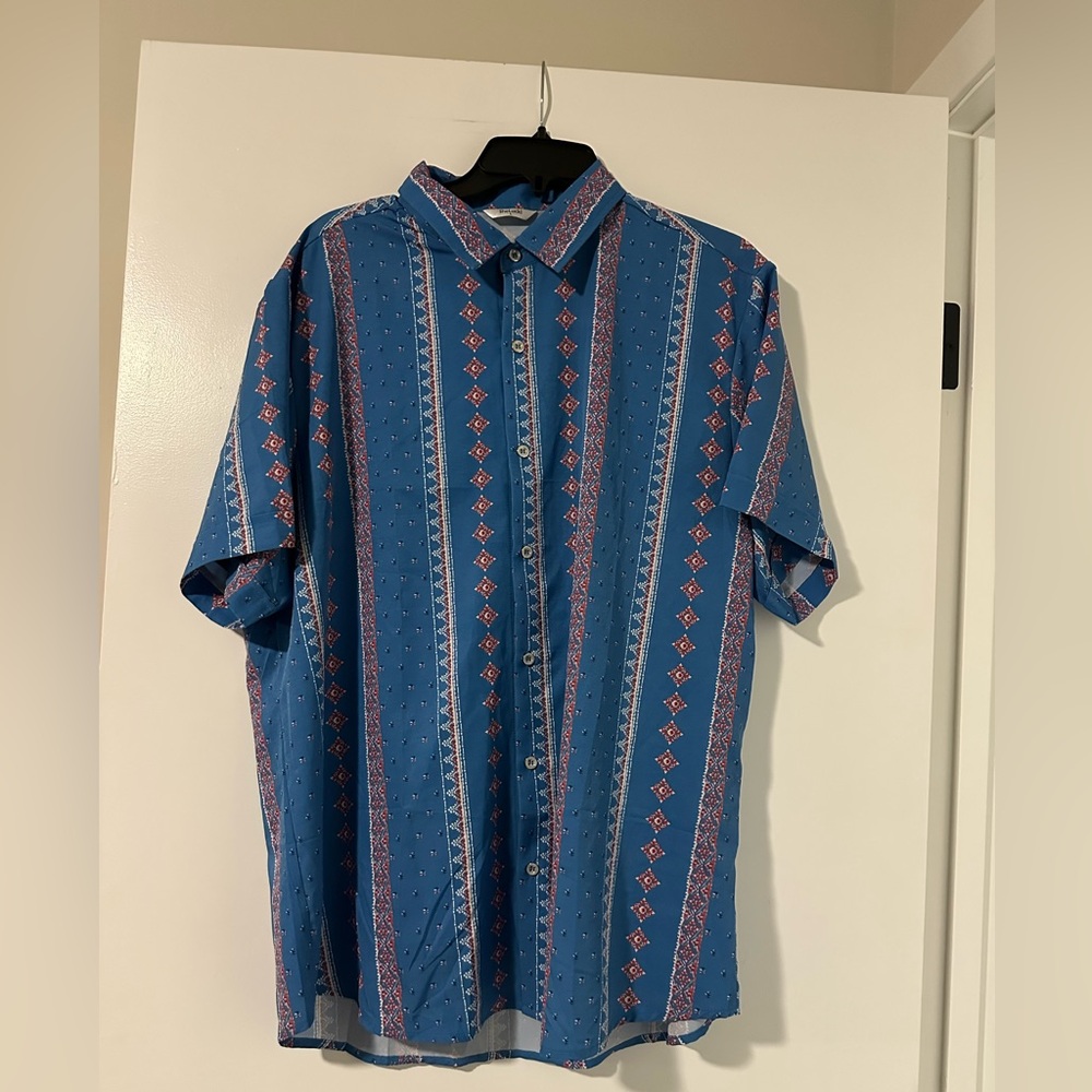Size Large SheLucki Men's Short Sleeve Button-Up Shirt